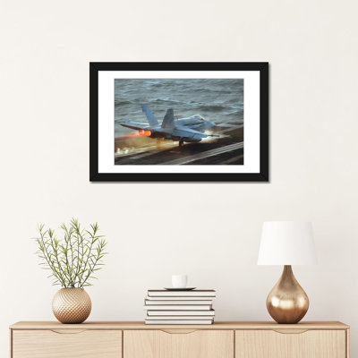« a f/a-18c hornet lance à partir de la terrasse de vol de uss theodore roosevelt », reproduction de photo sur toile
