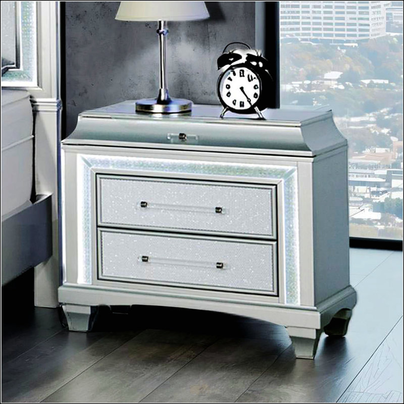 Table de chevet de style glam avec lumière DEL, garniture en faux cristal et poignées en acrylique au fini gris pour un décor de chambre à coucher élégant