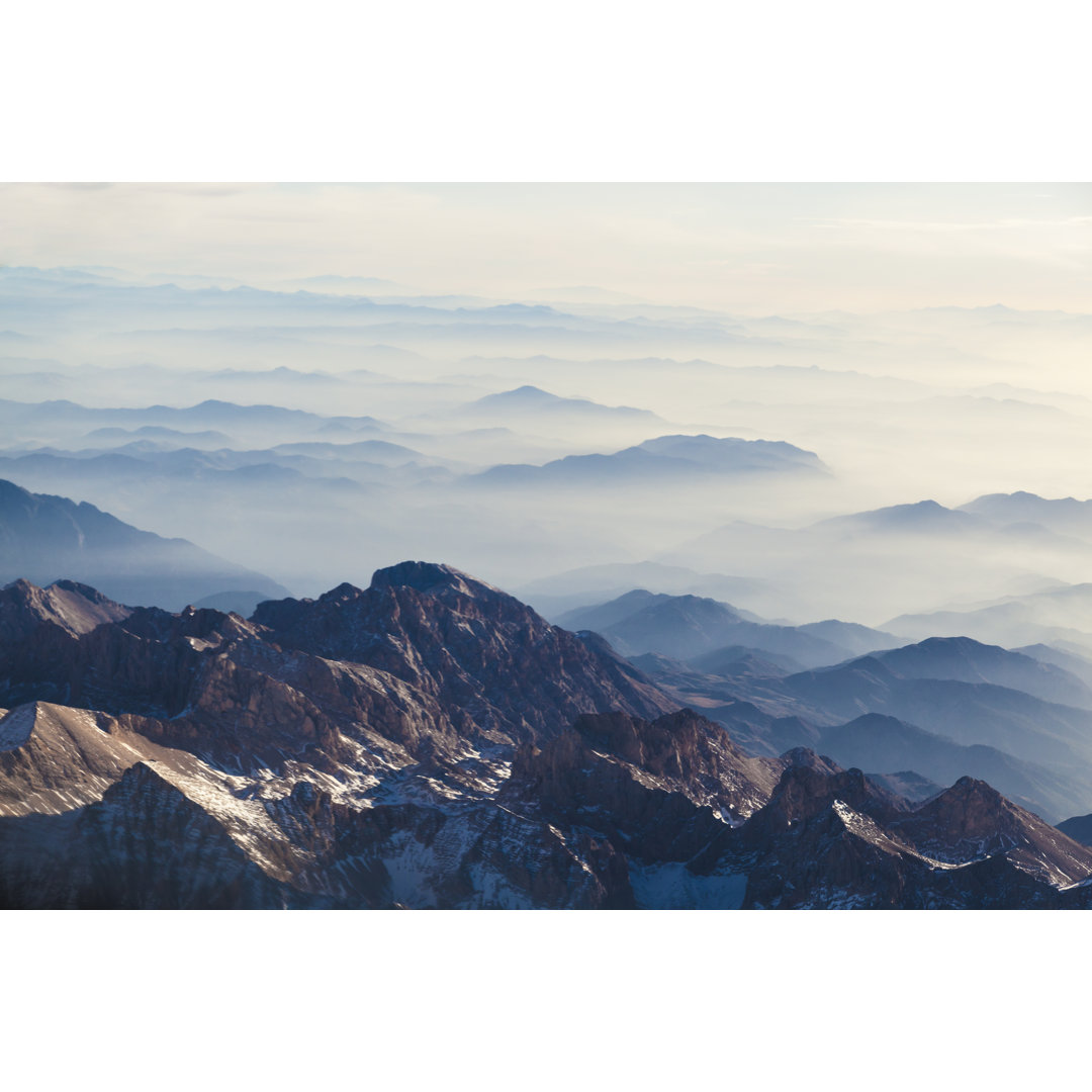 Luftaufnahme von Bergen und Wolken von Guvendemir - Leinwandbild