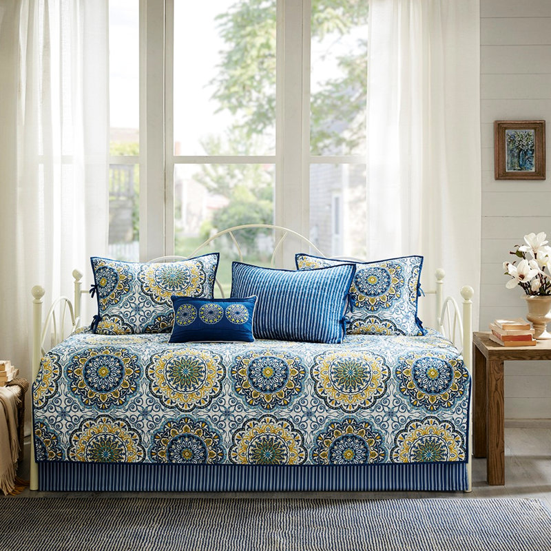 Housse de lit de jour réversible 6 pièces en bleu - avec grand médaillon imprimé et revers rayé, taille simple, housse incluse, 3 taies décoratives, 1 coussin décoratif, revers lavable à la machine, motif imprimé