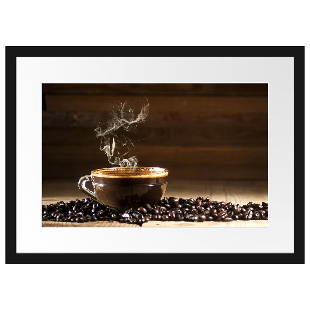 Gerahmtes Poster Kaffee zwischen Kaffeebohnen