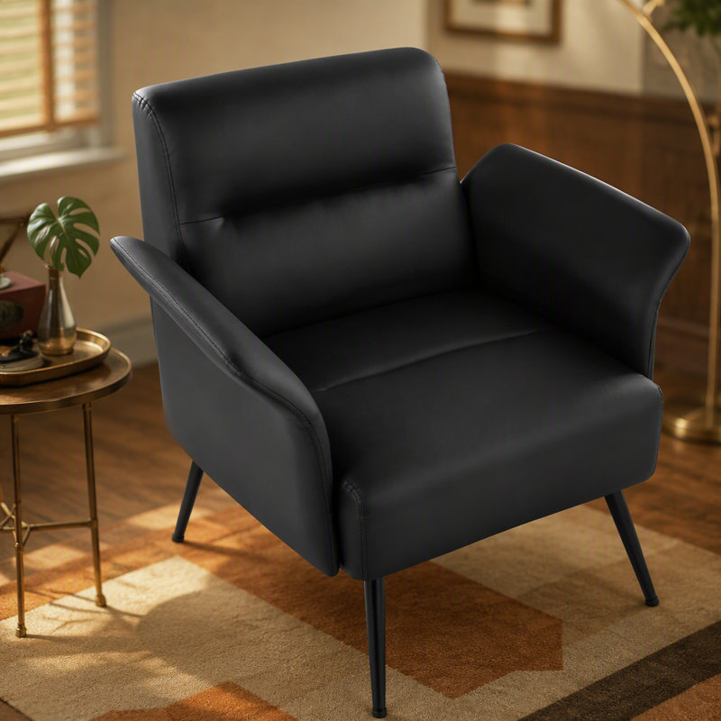 Fauteuil d'appoint contemporain avec pieds en métal noir et revêtement en similicuir, idéal pour les intérieurs modernes et offrant une assise confortable.