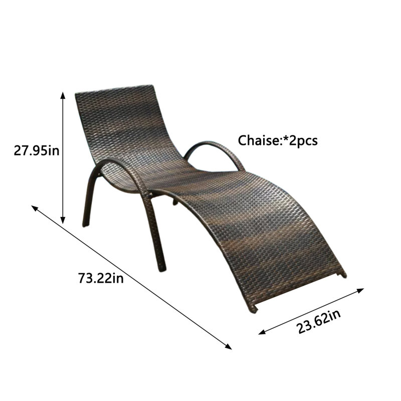 Chaises longues d'extérieur en rotin sur la plage de sable