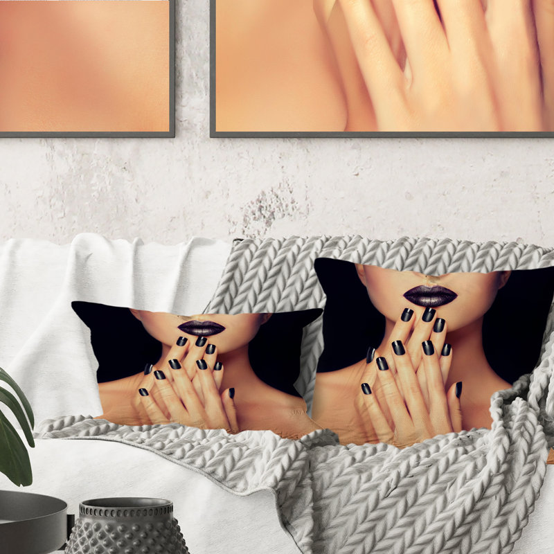 Visage de femme avec maquillage noir et manucure IV - coussin décoratif imprimé Glam