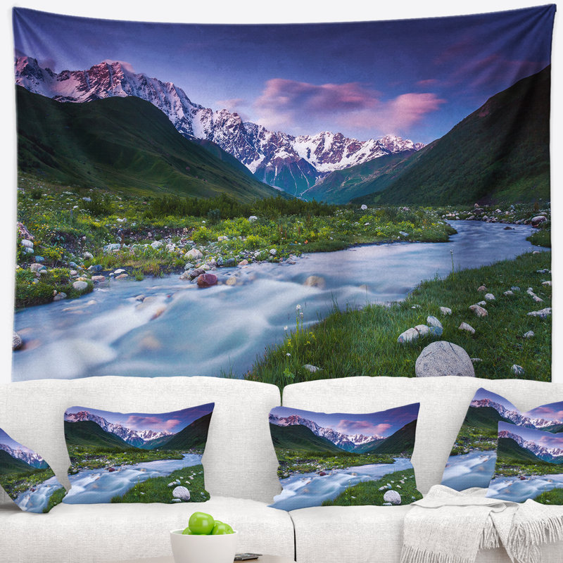 Tapisserie en polyester dans les montagnes de l’caucase avec accessoires suspendus inclus, H 32 po x l 39 po