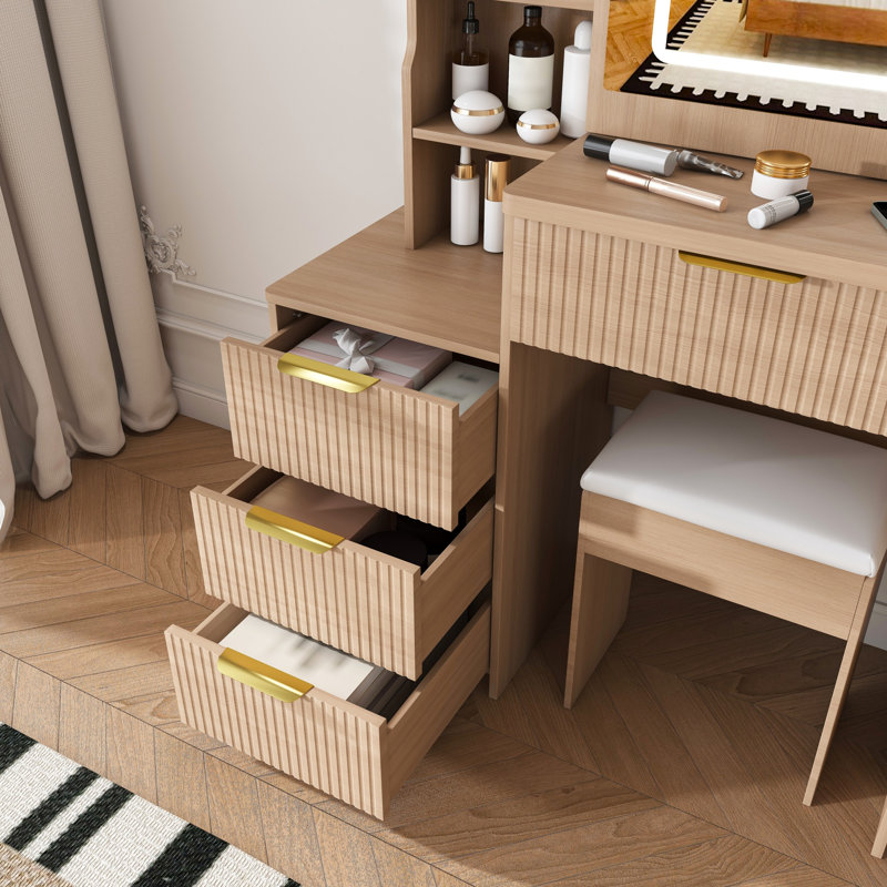 Bureau de coiffeuse moderne, avec 3 modes d'éclairage à DEL avec luminosité réglable, avec 4 tiroirs et plusieurs tablettes de rangement ouvertes, avec un support pour sèche-cheveux et une prise de courant, une chaise à coiffer