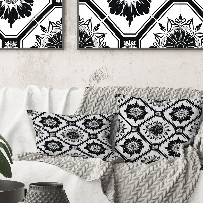 Coussin lombaire traditionnel noir avec motif floral noir et blanc I