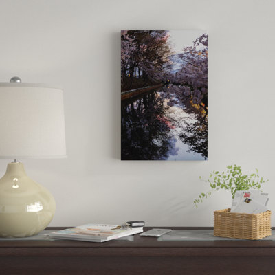 «Fleurs de cerisier reflétées dans les douves extérieures, parc d'Hirosaki, Hirosaki, préfet d'Aomori, Japon», reproduction de photo sur toile