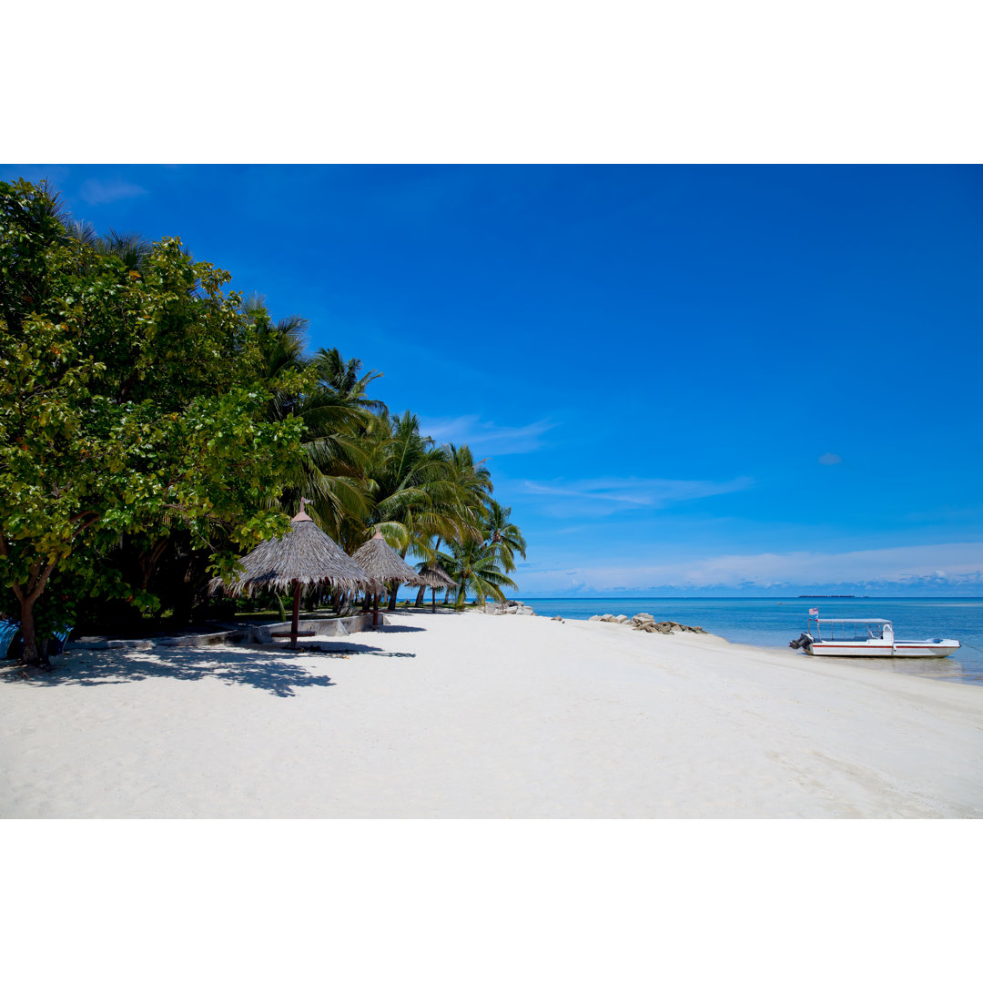 Weißer Sandstrand auf der Insel Mabul, Sipadan, Borneo Malaysia