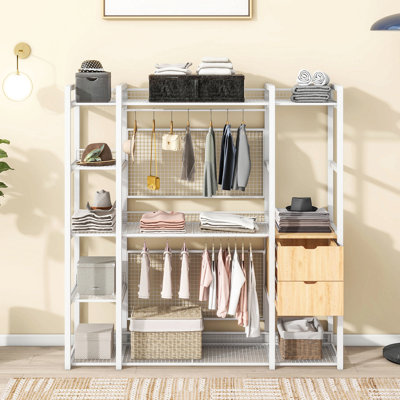 Garde-robe de style ouvert avec rails suspendus, tablettes et tiroirs