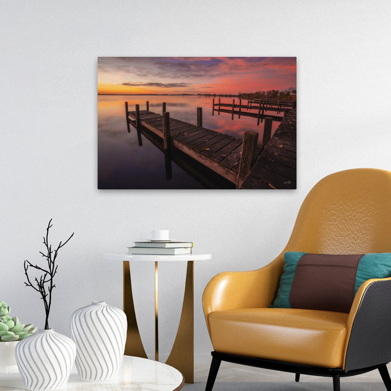 Dockside Peaceful Moment - Art contemporain de quai en bois Sunset Pier, H 16 po x l 24 po