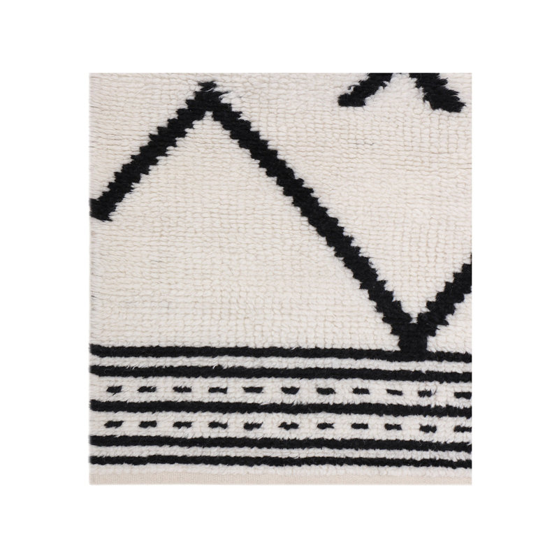 Area Rug in Black/Beige, Rectangle 5' x 8'