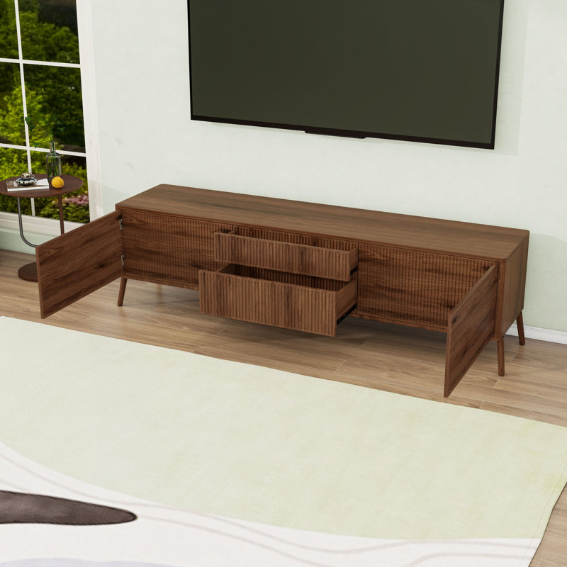 Meuble télé moderne en bois avec portes cannelées, rangement spacieux, pieds en bois massif et gestion des câbles