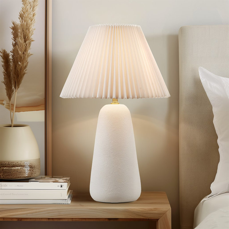 Lampe de table Veluna en céramique texturée blanche avec abat-jour cannelé