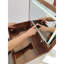 Bureau de meuble-lavabo pratique en noyer avec espace de rangement et tabouret confortable au design compact et moderne