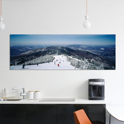 «Vue aérienne d'un groupe de personnes faisant du ski alpin, Sugarbush Resort, Vermont, États-Unis», reproduction de photo sur toile
