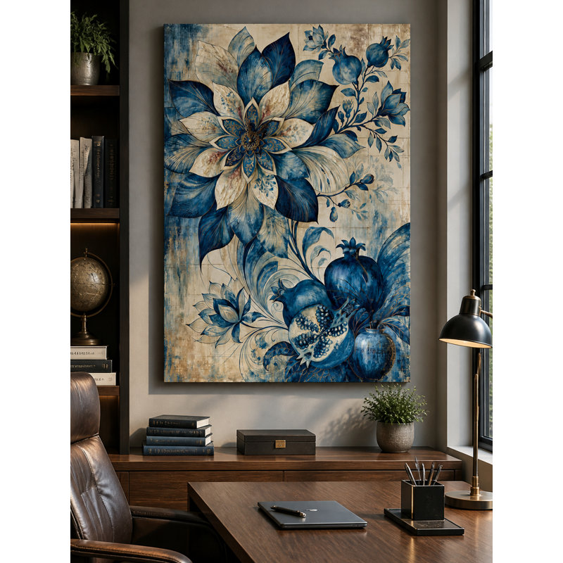 Grande toile murale ornée d'un motif floral bleu et beige et de grenades, dans un style d'illustration botanique sur le thème des fruits.