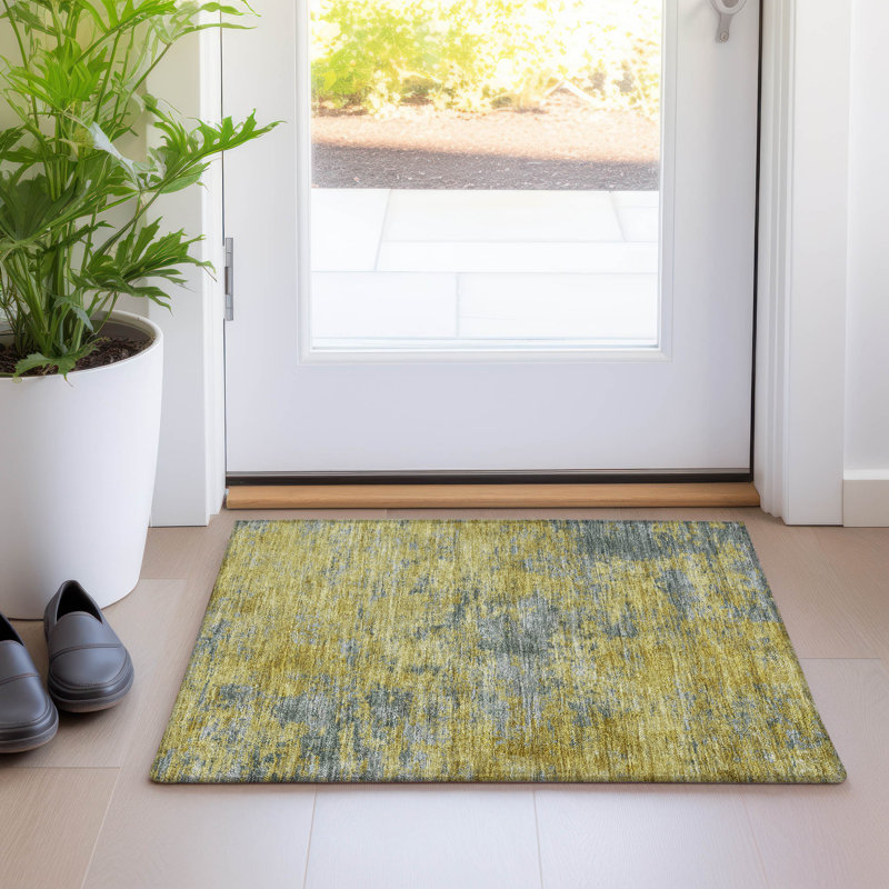 Tapis doré intérieur / extérieur lavable à la machine Chayden ACN1093, Rectangle 1 pi 8 po x 2 pi 6 po