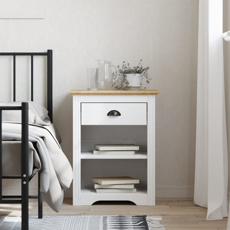 With a simple French design, this bedside cabinet fits easily into your bedroom and adds a timeless charm to your interior.