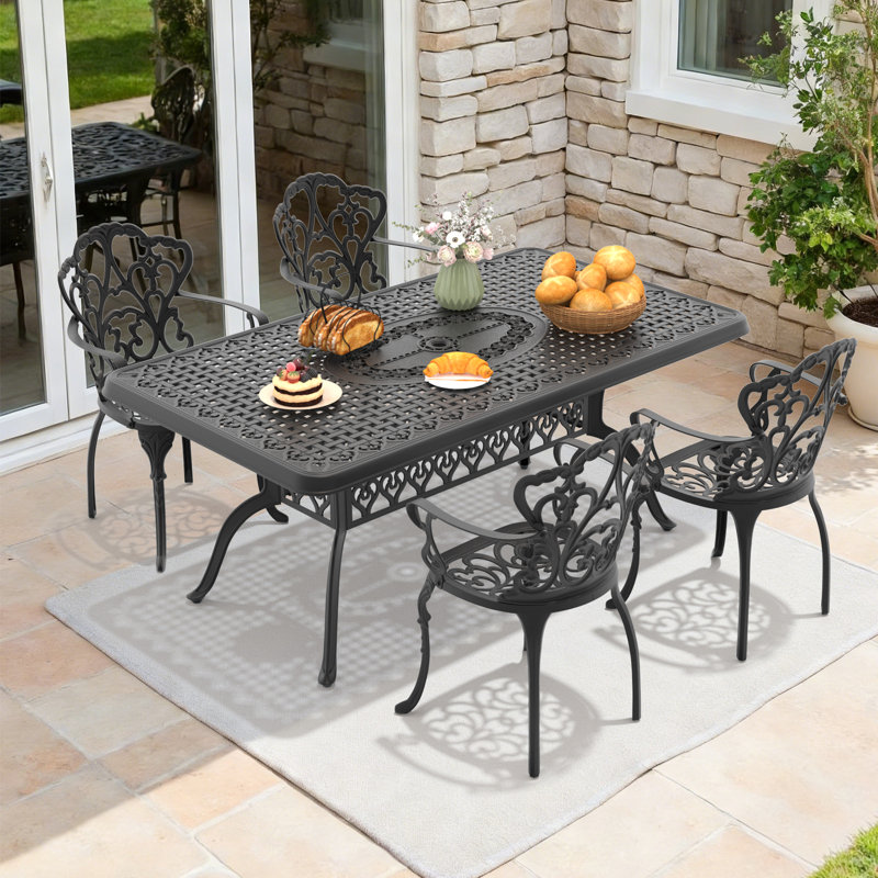 Ensemble de salle à manger rectangulaire pour patio 4 personnes, 170 cm de long, avec trou pour parasol, 4 fauteuils avec coussins beiges