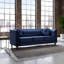 Canapé Chesterfield classique en velours froissé, accoudoirs carrés, structure en bois massif et capitonnage profond pour une décoration de salon élégante.-1024199431