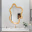 Miroir mural exquis avec une forme irrégulière unique et un cadre en bois naturel pour un décor artistique