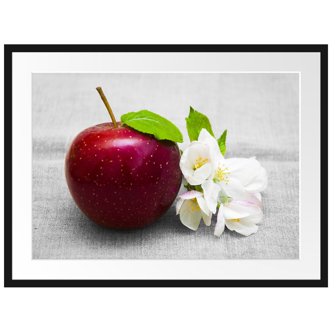 Gerahmtes Poster Schöner Roter Apfel mit Blüten