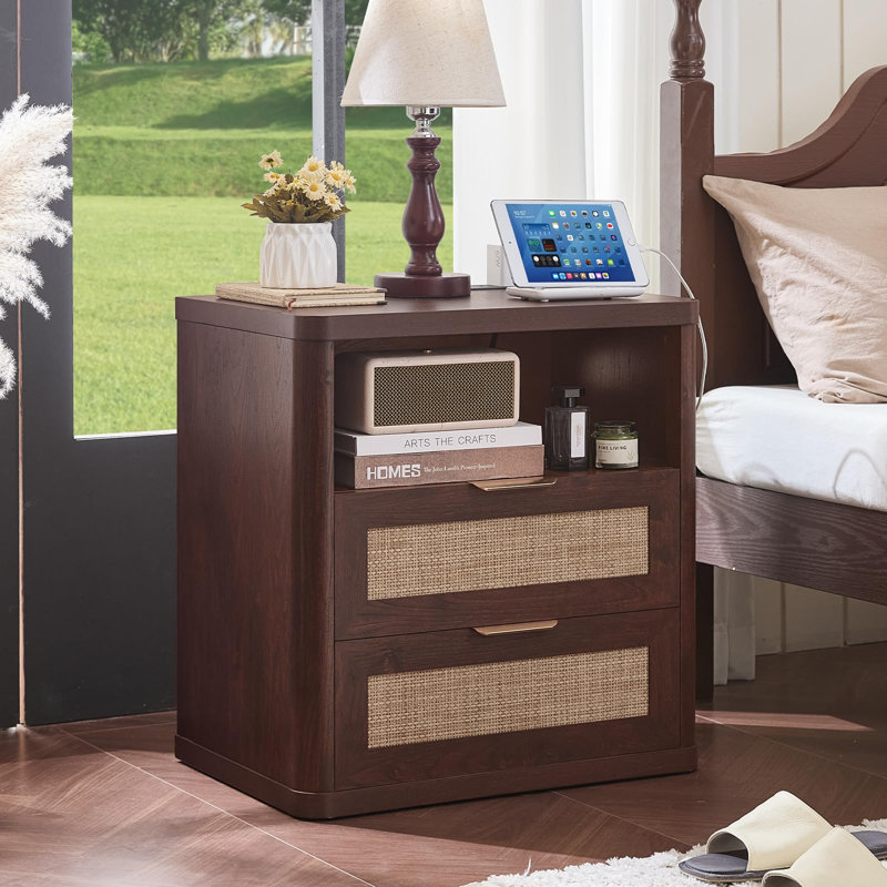 Table de chevet en rotin de 23 po avec station de charge, table de chevet en bois avec deux tiroirs et tablette ouverte, armoire de rangement bohémienne pour chambre à coucher et salon