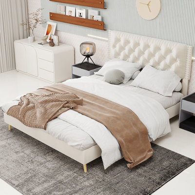 Grand lit en velours beige, tête de lit, plateforme stable, idéal pour une chambre à coucher bien conçue, répond aux exigences spatiales