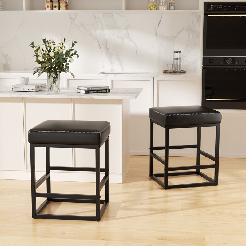 Modern Edge, Cozy Feel: tabourets de bar rembourrés en similicuir pour chaque maison, Noir