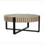 Table basse compacte de 80 cm (31,5 po) avec un grain de bois réaliste, idéale pour la décoration du salon. Plateau moderne et bords cannelés. Parfait pour la chambre.