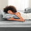 4 draps en satin de luxe gris simple - froissé, lisse et doux pour la peau, 1 drap plat, taies d'oreiller à bout ouvert ajustées soyeuses, empêche le boulochage,