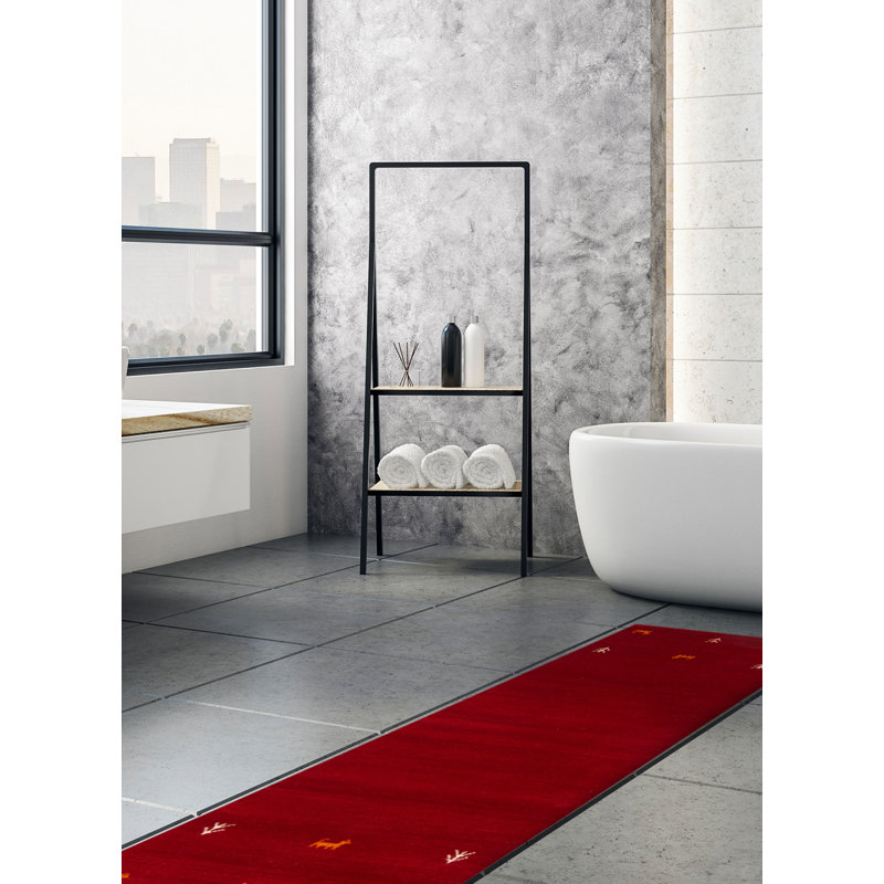 Les tapis Gabbeh sont fabriqués à la main avec des poils très hauts et des motifs très simples et stylisés.