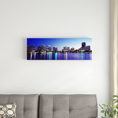 « immeubles allumés à la nuit dans une ville, lake eola, orlando, orange county, floride, 2010 », reproduction de photo sur toile