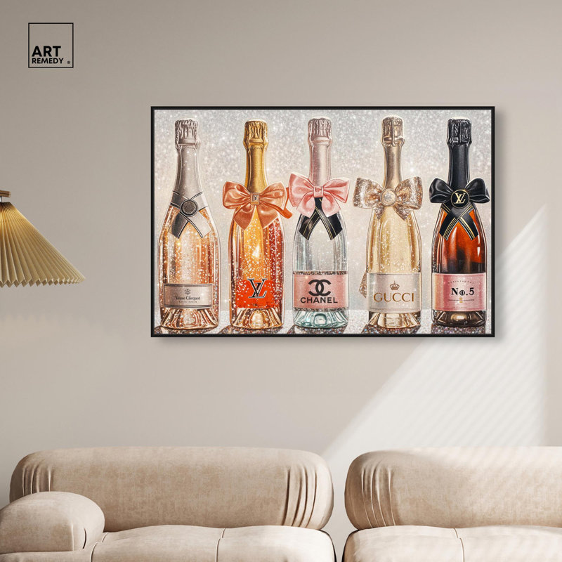 «Champagne Bottles Glitz» par Art Remedy, H 31 po x l 46 po, Cadre flottant, Noir