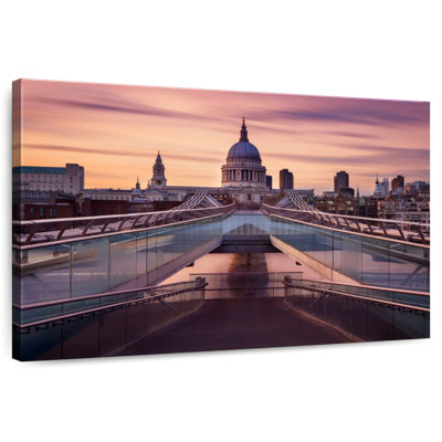 Lilie Millennium Bridge Towards St. Paul's