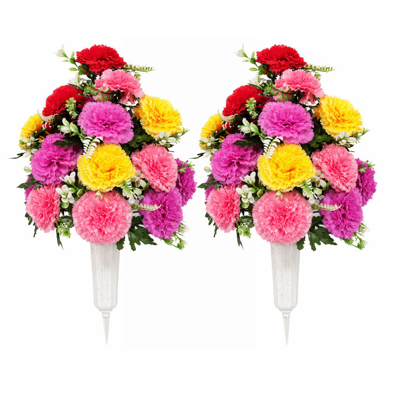 Œillets artificiels de cimetière avec un vase et des pointes de sol - Monument commémoratif d'extérieur