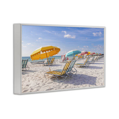 Parapluie rayé sur une plage ensoleillée, estampe numérique, design par Richard Silver