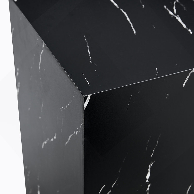 Table basse en MDF noir avec texture luxueuse, décor de salon parfait.
