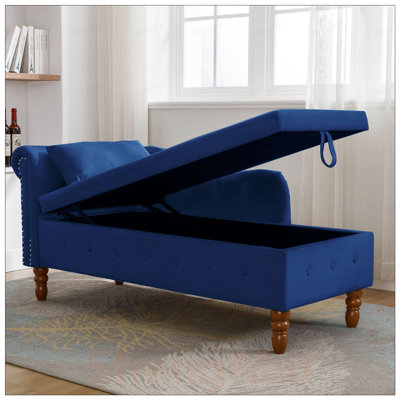 Luxueuse chaise longue en velours avec rangement, accoudoirs roulés et garniture cloutée pour les chambres et les salons modernes