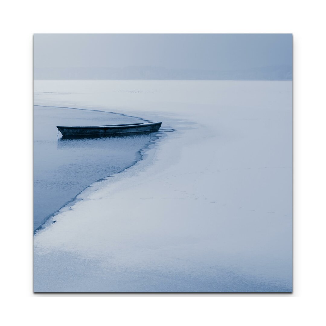 Leinwandbild Einsames Boot auf gefrorenem See