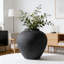 Grand vase rond noir avec aspect poterie