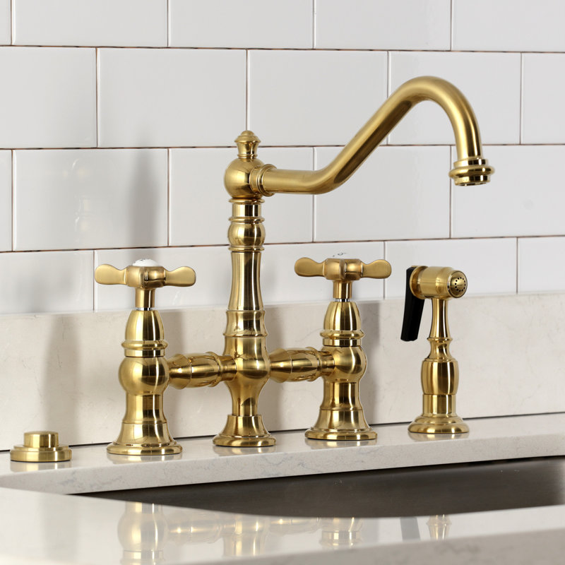 Robinet de cuisine à deux poignées à fixation sur le comptoir à 4 trous avec douchette latérale Kingston, Laiton brossé
