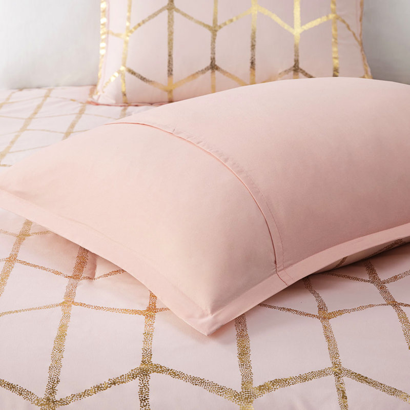 Édredon doux rosé avec coussins décoratifs dorés