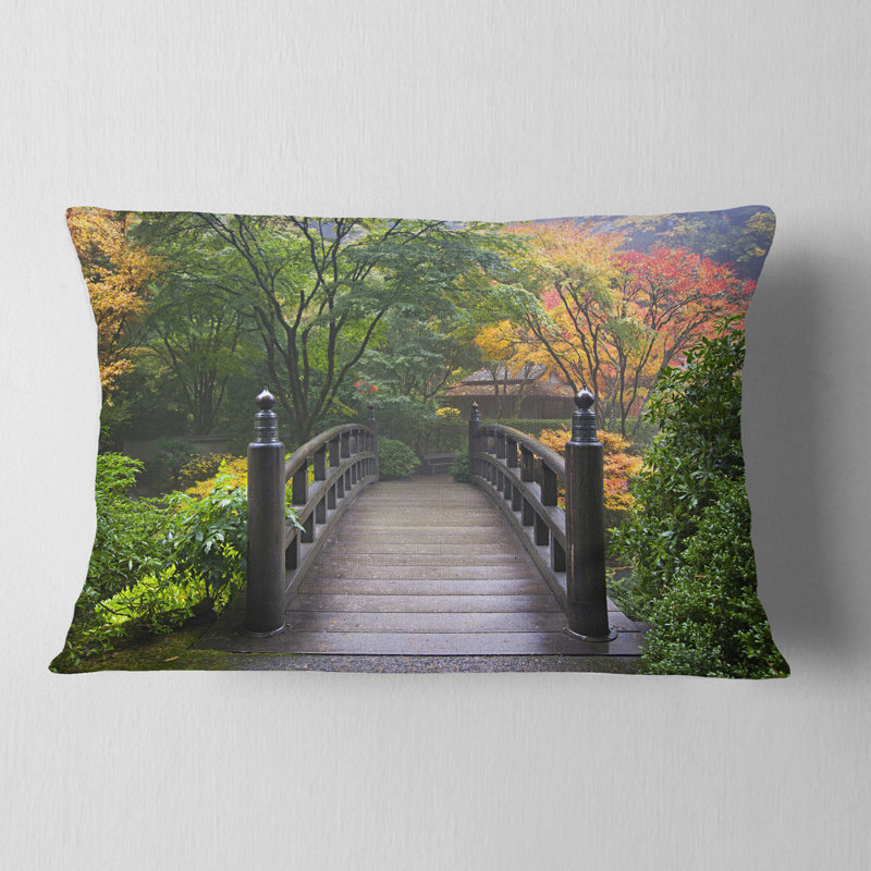 Coussin lombaire en pont de bois au jardin japonais dans un pont d’automne