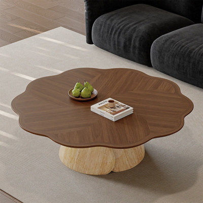 Table basse noyer en forme de pétale avec base en travertin