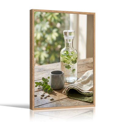 Carafe en verre avec des tranches de concombre et des feuilles de menthe sur une table en bois, art mural