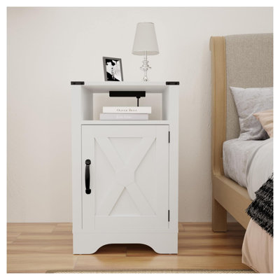 Table de chevet de style champêtre avec station de recharge, table d'appoint en bois blanc avec ports USB et prises électriques, meuble de rangement rustique pour chambre ou salon