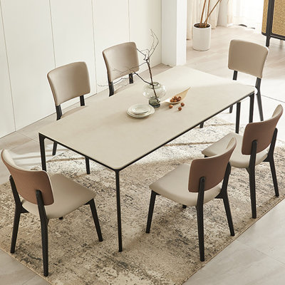 Miseta La table de salle à manger Rock est un simple rectangle