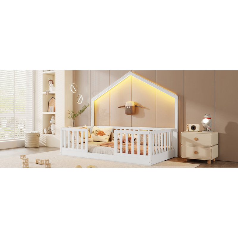 Lits simples robustes en bois avec rails hauts, conception moderne pour chambre d'enfant, finition blanche